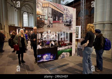 (150417) -- AMSTERDAM, 17. April 2015 -- Besucher sehen sich Fotos der Weltpresse Photo 2015 an, die auf der Nieuwe Kerk in Amsterdam, Niederlande, am 17. April 2015 ausgestellt ist. Vom 18. April bis zum 5. Juli findet hier die Ausstellung World Press Photo 2015 statt. Jedes Jahr nach dem World Press Photo Contest gehen die Siegerbilder auf Tour um den Globus.) (Djj) NIEDERLANDE-AMSTERDAM-WELT PRESSEFOTOAUSSTELLUNG SylviaxLederer PUBLICATIONxNOTxINxCHN Amsterdam 17. April 2015 Besucher sehen sich Fotos ÜBER die Weltpresse Foto 2015 Ausstellung AUF der Nieuwe Kerk in Amsterdam Niederlande 17. April 2015 Weltpresse Foto Stockfoto