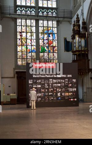 (150417) -- AMSTERDAM, 17. April 2015 -- Eine Besucherbeobachtung Fotos auf der World Press Photo 2015 Ausstellung auf der Nieuwe Kerk in Amsterdam, Niederlande, 17. April 2015. Vom 18. April bis zum 5. Juli findet hier die Ausstellung World Press Photo 2015 statt. Jedes Jahr nach dem World Press Photo Contest gehen die Siegerbilder auf Tour um den Globus.) (Djj) NIEDERLANDE-AMSTERDAM-WELT PRESSEFOTOAUSSTELLUNG SylviaxLederer PUBLICATIONxNOTxINxCHN Amsterdam 17. April 2015 A Visitor Watch Photos ON the World Press Photo 2015 Exhibiton AT the Nieuwe Kerk in Amsterdam Niederlande 17. April 2015 World Press Pho Stockfoto