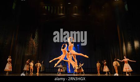 (150417) -- JOHANNESBURG, 17. April 2015 -- Tänzer des Liaoning Ballet of China und des Joburg Ballet of South Africa spielen Schwanensee im Joburg Theatre in Johannesburg, Südafrika. Swan Lake, präsentiert vom Joburg Ballet und dem Liaoning Ballet of China, debütierte hier am Freitag. Als Highlight im Jahr Chinas in Südafrika soll der gemeinsam präsentierte Schwanensee in den kommenden Tagen insgesamt zwanzig Mal in Johannesburg und Bloemfontein gezeigt werden. ) SÜDAFRIKA-JOHANNESBURG-CHINA-BALLETT-SCHWANENSEE ZhaixJianlan PUBLICATIONxNOTxINxCHN Johannesburg 17. April 2015 Tänzer der Stockfoto