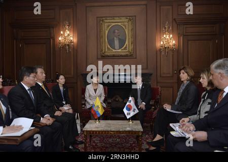 (150418) -- BOGOTA, 17. April 2015 -- das Foto der kolumbianischen Präsidentschaft zeigt das Treffen des kolumbianischen Präsidenten Juan Manuel Santos (R, Back) mit dem südkoreanischen Präsidenten Park Geun-hye (L, Back) am 17. April 2015 in der Casa de Narino in Bogota, Kolumbien. Kolumbiens Präsidentschaft) (dzl) KOLUMBIEN-BOGOTA-ROK-PRÄSIDENT-BESUCH KOLUMBIEN?SxPRESIDENCY PUBLICATIONxNOTxINxCHN Bogota April 17 2015 das Foto DES kolumbianischen Vorsitzes zeigt das Treffen des kolumbianischen Präsidenten Juan Manuel Santos mit dem südkoreanischen Präsidenten Park Geun Hye l zurück in DER Casa de Narino in BOGOTA Kolumbien AM Stockfoto