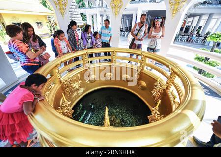 (150418) -- CHIANG RAI, 17. April 2015 -- Touristen versammeln sich um einen Gebetsbrunnen im Wat Rong Khun in Chiang Rai, Thailand, 17. April 2015. Wat Rong Khun, allgemein bekannt als der Weiße Tempel, ist ein buddhistischer Tempel, der vom thailändischen Künstler Chalermchai Kositpipat entworfen wurde und im Besitz ist. Das Wat Rong Khun ist ein beliebtes Touristenziel in Chiang Rai und verfügt über weiße architektonische Strukturen, die mit silbrig reflektierenden Folien verziert sind, sowie dekorative zeitgenössische Gemälde. )(azp) THAILAND-CHIANG RAI-WAT RONG KHUN-WHITE TEMPLE LixMangmang PUBLICATIONxNOTxINxCHN Chiang Rai 17 April 2015 Touristen versammeln sich um Stockfoto