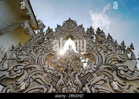 (150418) -- CHIANG RAI, 17. April 2015 -- Foto aufgenommen am 17. April 2015 zeigt eine buddhistische Skulptur im Wat Rong Khun in Chiang Rai, Thailand. Wat Rong Khun, allgemein bekannt als der Weiße Tempel, ist ein buddhistischer Tempel, der vom thailändischen Künstler Chalermchai Kositpipat entworfen wurde und im Besitz ist. Das Wat Rong Khun ist ein beliebtes Touristenziel in Chiang Rai und verfügt über weiße architektonische Strukturen, die mit silbrig reflektierenden Folien verziert sind, sowie dekorative zeitgenössische Gemälde. )(azp) THAILAND-CHIANG RAI-WAT RONG KHUN-WHITE TEMPLE LixMangmang PUBLICATIONxNOTxINxCHN Chiang Rai April 17 2015 Foto aufgenommen AM Stockfoto