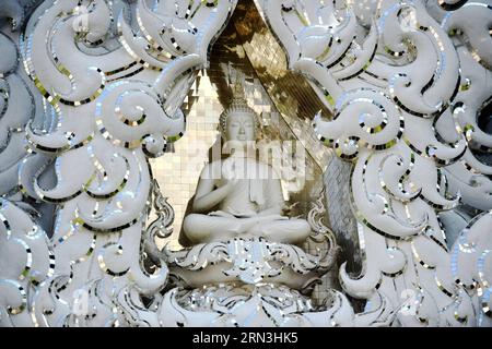 (150418) -- CHIANG RAI, 17. April 2015 -- Foto vom 17. April 2015 zeigt eine buddha-Statue im Wat Rong Khun in Chiang Rai, Thailand. Wat Rong Khun, allgemein bekannt als der Weiße Tempel, ist ein buddhistischer Tempel, der vom thailändischen Künstler Chalermchai Kositpipat entworfen wurde und im Besitz ist. Das Wat Rong Khun ist ein beliebtes Touristenziel in Chiang Rai und verfügt über weiße architektonische Strukturen, die mit silbrig reflektierenden Folien verziert sind, sowie dekorative zeitgenössische Gemälde. )(azp) THAILAND-CHIANG RAI-WAT RONG KHUN-WHITE TEMPLE LixMangmang PUBLICATIONxNOTxINxCHN Chiang Rai April 17 2015 Foto aufgenommen AM 17. April Stockfoto