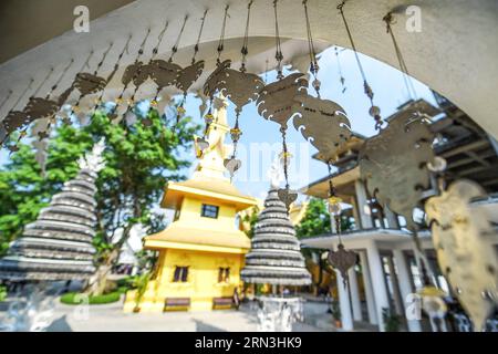 (150418) -- CHIANG RAI, 17. April 2015 -- Foto vom 17. April 2015 zeigt Silberplatten, auf denen die Wünsche der Besucher geschrieben sind, im Wat Rong Khun in Chiang Rai, Thailand. Wat Rong Khun, allgemein bekannt als der Weiße Tempel, ist ein buddhistischer Tempel, der vom thailändischen Künstler Chalermchai Kositpipat entworfen wurde und im Besitz ist. Das Wat Rong Khun ist ein beliebtes Touristenziel in Chiang Rai und verfügt über weiße architektonische Strukturen, die mit silbrig reflektierenden Folien verziert sind, sowie dekorative zeitgenössische Gemälde. )(azp) THAILAND-CHIANG RAI-WAT RONG KHUN-WHITE TEMPLE LixMangmang PUBLICATIONxNOTxINxCHN Chiang Rai A Stockfoto