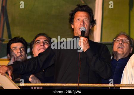 (150420) -- KARACHI, April 2015 -- Pakistan Tehreek-e-Insaf (PTI) Vorsitzender Imran Khan (Front) spricht seine Anhänger während einer Nachwahlkampagne in der südpakistanischen Hafenstadt Karachi am 19. April 2015 an. Pakistans Regierungspartei vereinbarte im vergangenen Monat, eine justizkommission zu bilden, die nach monatelangen Verhandlungen mit Imran Khan, dem Vorsitzenden der PTI, die angebliche Taktik bei den Parlamentswahlen 2013 untersuchen sollte. PAKISTAN-KARACHI-PTI-IMRAN KHAN Masroor PUBLICATIONxNOTxINxCHN Karachi April 2015 Pakistan Tehreek e Insaf PTI-Vorsitzender Imran Khan Front wendet sich während einer von den WAHLEN abgehaltenen Runde an seine Anhänger Stockfoto