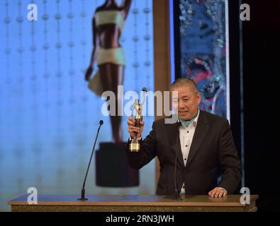 (150420) -- HONG KONG, April 2015 -- Wang Yu erhält den Preis für die beste Kinematographie bei den 34. Hong Kong Film Awards in Hong Kong, Südchina, 19. April 2015. ) (lfj) CHINA-HONG KONG-FILM AWARDS (CN) HexJingjia PUBLICATIONxNOTxINxCHN Hong Kong April 2015 Wang Yu erhält den Best Cinematography Award BEI den 34. Hong Kong Film Awards in Hong Kong South China April 19 2015 China Hong Kong Film Awards CN PUBLICATIONxNOTxINxCHN Stockfoto