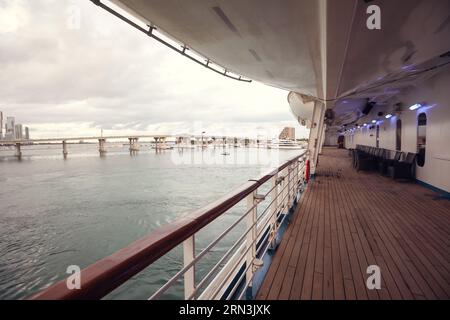 Blick auf den Hafen von Miami, FL, USA, vom Kreuzfahrtdeck Stockfoto