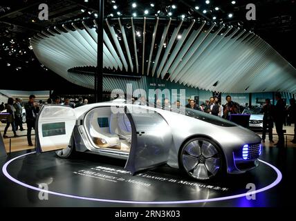 (150420) -- SHANGHAI, 20. April 2015 -- Besucher schauen sich ein Benz Concept Car während der Shanghai International Automobile Exhibition 2015 in Shanghai, Ostchina, 20. April 2015 an. Rund 2.000 Automobilunternehmen aus 18 Ländern und Regionen nahmen an der Ausstellung Teil, die hier am Montag begann. ) (Mcg) CHINA-SHANGHAI-AUTO AUSSTELLUNG (CN) ChenxJianli PUBLICATIONxNOTxINxCHN Shanghai 20. April 2015 Besucher Schauen Sie SICH ein Benz Concept Car während der Shanghai International Automobiles Ausstellung 2015 in Shanghai Ostchina 20. April 2015 an über 2 000 Automobilunternehmen aus 18 Ländern A Stockfoto