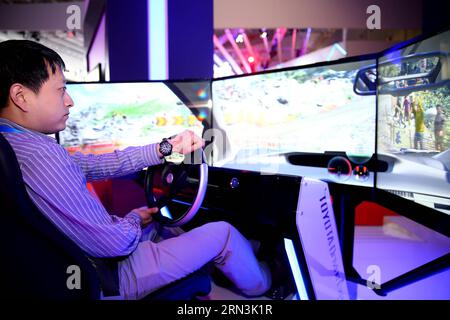 (150420) -- SHANGHAI, 20. April 2015 -- Ein Besucher erlebt einen Simulator auf dem Toyota Ausstellungsstand der Shanghai International Automobile Exhibition 2015 in Shanghai, Ostchina, 20. April 2015. Rund 2.000 Automobilunternehmen aus 18 Ländern und Regionen nahmen an der Ausstellung Teil, die hier am Montag begann. ) (Mcg) CHINA-SHANGHAI-AUTO AUSSTELLUNG (CN) ChenxJianli PUBLICATIONxNOTxINxCHN Shanghai 20. April 2015 ein Besucher erlebt einen Simulator AUF dem Toyota Ausstellungsstand der Shanghai International Automobiles Exhibition 2015 in Shanghai East China 20. April 2015 über Stockfoto