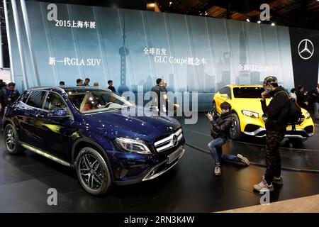 (150420) -- SHANGHAI, 20. April 2015 -- Besucher schauen sich Fahrzeuge von Benz an, die im Auto Shanghai 2015, Shanghai, 20. April 2015, in Ostchina, ausgestellt sind. Insgesamt wurden 1.343 komplette Fahrzeuge ausgestellt, darunter 103 Fahrzeuge mit neuer Energie und 47 Konzeptfahrzeuge. ) (mp) CHINA-SHANGHAI-AUTO SHOW (CN) DingxTing PUBLICATIONxNOTxINxCHN Shanghai 20. April 2015 Besucher Schauen Sie sich FAHRZEUGE von Benz AN, die im Auto angezeigt werden Shanghai 2015 Ostchina S Shanghai 20. April 2015 insgesamt waren 1 343 komplette FAHRZEUGE ausgestellt, darunter 103 New Energy FAHRZEUGE und 47 Concept Cars MP China Shanghai Car Show CN PUBLICA Stockfoto