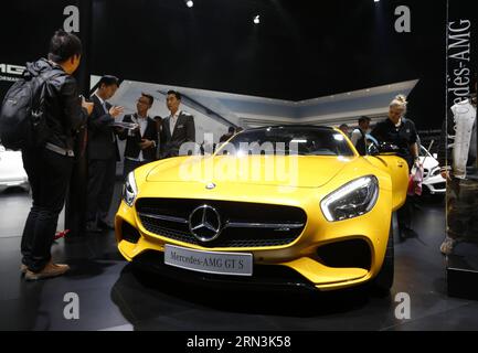 (150420) -- SHANGHAI, 20. April 2015 -- Besucher schauen sich einen Mercedes-AMG GT S an, der im Auto Shanghai 2015, Shanghai, 20. April 2015 in Ostchina, gezeigt wird. Insgesamt wurden 1.343 komplette Fahrzeuge ausgestellt, darunter 103 Fahrzeuge mit neuer Energie und 47 Konzeptfahrzeuge. ) (mp) CHINA-SHANGHAI-AUTO SHOW (CN) DingxTing PUBLICATIONxNOTxINxCHN Shanghai 20. April 2015 Besucher Schauen Sie sich einen Mercedes AMG GT S im Auto AN Shanghai 2015 East China S Shanghai 20. April 2015 insgesamt waren 1 343 komplette FAHRZEUGE ausgestellt, darunter 103 New Energy FAHRZEUGE und 47 Concept Cars MP China Shanghai Car Show CN P Stockfoto