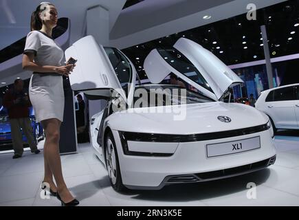 (150420) -- SHANGHAI, 20. April 2015 -- Ein Mitarbeiter der Autoshow läuft mit einem Fahrzeug von Volkswagen während der Auto Shanghai 2015, Ostchinas Shanghai, 20. April 2015. Insgesamt wurden 1.343 komplette Fahrzeuge ausgestellt, darunter 103 Fahrzeuge mit neuer Energie und 47 Konzeptfahrzeuge. ) (mp) CHINA-SHANGHAI-AUTO SHOW (CN) PeixXin PUBLICATIONxNOTxINxCHN Shanghai 20. April 2015 ein Mitarbeiter der Car Show geht mit einem Fahrzeug von Volkswagen während des Car Shanghai 2015 East China S Shanghai 20. April 2015 wurden insgesamt 1 343 komplette FAHRZEUGE ausgestellt, darunter 103 New Energy FAHRZEUGE und 47 Konz Stockfoto