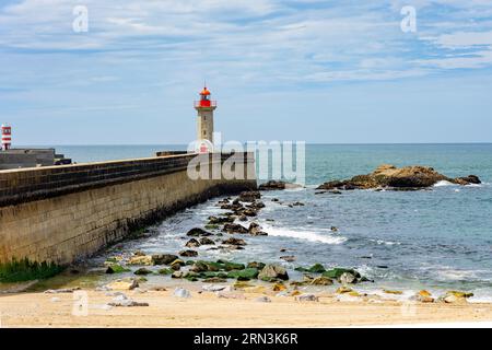 Leuchtturm Farolim de Felgueiras in Porto Portugal am Meer Stockfoto