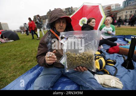 (150420) -- OTTAWA, 20. April 2015 -- Kanadier, die die Legalisierung von Marihuana unterstützen, nehmen an der jährlichen Demonstration 420 in Ottawa, Kanada, am 20. April 2015 Teil. Trotz des Regens und des ungewöhnlich kalten Wetters kamen Hunderte von Rauchern auf dem Parliament Hill an, um hier in Ottawa zu demonstrieren. ) KANADA-OTTAWA-MARIHUANA-DEMONSTRATION DavidxKawai PUBLICATIONxNOTxINxCHN Ottawa 20. April 2015 Kanadier, die die Legalisierung von Marihuana unterstützen, nehmen an der jährlichen Demonstration 420 in Ottawa Kanada AM 20. April 2015 Teil, trotz des Regens und des ungewöhnlich kalten Wetters Hunderte von Rauchern arri Stockfoto