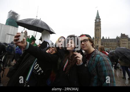 (150420) -- OTTAWA, 20. April 2015 -- Kanadier, die die Legalisierung von Marihuana unterstützen, nehmen an der jährlichen Demonstration 420 in Ottawa, Kanada, am 20. April 2015 Teil. Trotz des Regens und des ungewöhnlich kalten Wetters kamen Hunderte von Rauchern auf dem Parliament Hill an, um hier in Ottawa zu demonstrieren. ) KANADA-OTTAWA-MARIHUANA-DEMONSTRATION DavidxKawai PUBLICATIONxNOTxINxCHN Ottawa 20. April 2015 Kanadier, die die Legalisierung von Marihuana unterstützen, nehmen an der jährlichen Demonstration 420 in Ottawa Kanada AM 20. April 2015 Teil, trotz des Regens und des ungewöhnlich kalten Wetters Hunderte von Rauchern arri Stockfoto