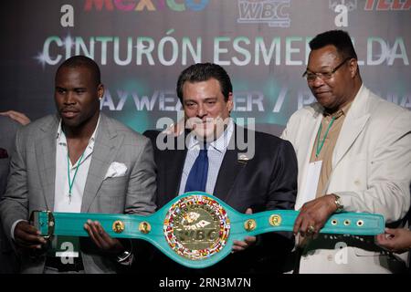 (150422) -- MEXIKO-STADT, 22. April 2015 -- der kanadische Boxer Stevenson Adonis (L), der Präsident des World Boxing Council (CMB) Mauricio Sulaiman (C) und der ehemalige US-Boxer Larry Holmes (R) halten den Smaragdgürtel während seiner Präsentation in Mexiko-Stadt, Hauptstadt von Mexiko, am 21. April 2015. Der smaragdgrüne Gürtel wird dem Gewinner des Kampfes zwischen Floyd Mayweather Jr. und Manny Pacquiao, der am Samstag, den 2. Mai 2015 stattfindet, präsentiert. Alejandro Ayala) (da) (SP)MEXIKO-MEXIKO CITY-BOXING-EMERALD BELT e AlejandroxAyala PUBLICATIONxNOTxINxCHN Mexico City 22. April 2015 Canadian Boxer STEVENS Stockfoto