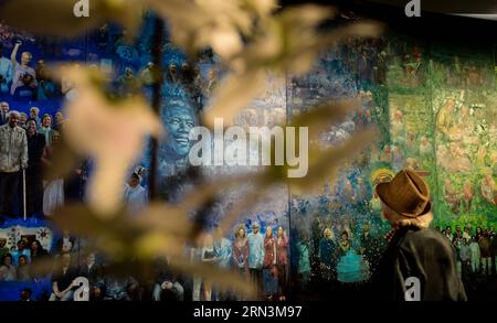 (150421) -- JOHANNESBURG, 21. April 2015 -- Ein Besucher schaut sich das Gemälde Mandela an, das der chinesische Künstler Li bin (nicht im Bild) am 21. April 2015 an der Universität Johannesburg (UJ) in Johannesburg, Südafrika, geschaffen hat. Die Ausstellung des Panorama-Ölgemäldes Mandela, das vom chinesischen Künstler Li bin geschaffen wurde, wurde am Dienstag von der UJ und ihrem Konfuzius-Institut hier gehalten. Dieses Gemälde ist 38 m lang und 3,8 m hoch und zeigt Mandelas lebenslangen Kampf für Frieden und Toleranz in drei Segmenten - Gefangener , Präsident und Friedensstifter. Der Prozess zur Erstellung dieser detaillierten Imaginärdatei dauerte zwei Jahre Stockfoto