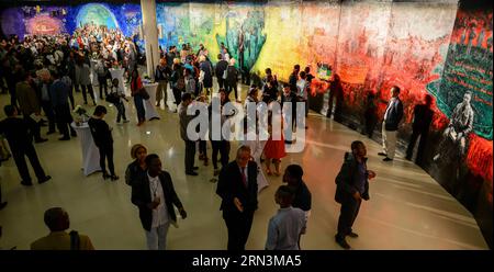 (150421) -- JOHANNESBURG, 21. April 2015 -- Besucher schauen sich das Gemälde Mandela an, das der chinesische Künstler Li bin (nicht im Bild) an der Universität Johannesburg (UJ) in Johannesburg, Südafrika, am 21. April 2015 geschaffen hat. Die Ausstellung des Panorama-Ölgemäldes Mandela, das vom chinesischen Künstler Li bin geschaffen wurde, wurde am Dienstag von der UJ und ihrem Konfuzius-Institut hier gehalten. Dieses Gemälde ist 38 m lang und 3,8 m hoch und zeigt Mandelas lebenslangen Kampf für Frieden und Toleranz in drei Segmenten - Gefangener , Präsident und Friedensstifter. Der Prozess zur Erstellung dieses detaillierten Imaginariums dauerte zwei Jahre. Stockfoto