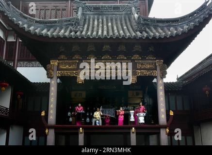 (150422) -- Folkmusiker treten am 7. Oktober 2014 auf der Bühne im Yu Garden in Shanghai, Ostchina, auf. Die Aufführungsbühne Chinas ist ein wesentlicher Bestandteil der traditionellen chinesischen Architektur. Die meisten gut erhaltenen antiken Stadien wurden in der Ming-Dynastie (1368–1644) und der Qing-Dynastie (1644–1911) errichtet. Es besteht im Allgemeinen aus Innen- und Außenbereichen. Die wichtigsten Baumaterialien sind Holz, Ziegel und Stein. Seine einzigartige Akustik-Eigenschaft hat sich zu einem wichtigen Objekt für Experten entwickelt. )(mcg) CHINA-HENAN-TRADITIONAL PERFORMING STAGE (CN) WangxSong PUBLICATIONxNOTxINxCHN Folk Musiker treten AUF der Bühne AUF Stockfoto