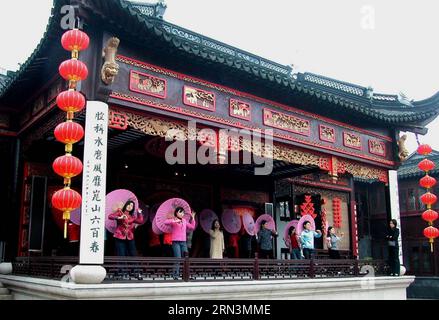 (150422) -- Tänzerinnen treten am 24. Februar 2003 in der antiken Stadt Zhouzhuang in der ostchinesischen Provinz Jiangsu auf. Die Aufführungsbühne Chinas ist ein wesentlicher Bestandteil der traditionellen chinesischen Architektur. Die meisten gut erhaltenen antiken Stadien wurden in der Ming-Dynastie (1368–1644) und der Qing-Dynastie (1644–1911) errichtet. Es besteht im Allgemeinen aus Innen- und Außenbereichen. Die wichtigsten Baumaterialien sind Holz, Ziegel und Stein. Seine einzigartige Akustik-Eigenschaft hat sich zu einem wichtigen Objekt für Experten entwickelt. )(mcg) CHINA-HENAN-TRADITIONAL PERFORMING STAGE (CN) WangxSong PUBLICATIONxNOTxINxCHN Tänzerinnen treten in Zhou Z auf Stockfoto