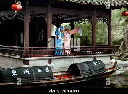 (150422) -- Schauspieler spielen Drama im Donghu Park von Shaoxing in der ostchinesischen Provinz Zhejiang, 22. September 2005. Die Aufführungsbühne Chinas ist ein wesentlicher Bestandteil der traditionellen chinesischen Architektur. Die meisten gut erhaltenen antiken Stadien wurden in der Ming-Dynastie (1368–1644) und der Qing-Dynastie (1644–1911) errichtet. Es besteht im Allgemeinen aus Innen- und Außenbereichen. Die wichtigsten Baumaterialien sind Holz, Ziegel und Stein. Seine einzigartige Akustik-Eigenschaft hat sich zu einem wichtigen Objekt für Experten entwickelt. )(mcg) CHINA-HENAN-TRADITIONAL PERFORMING STAGE (CN) WangxSong PUBLICATIONxNOTxINxCHN Schauspieler spielen Drama in Donghu P Stockfoto