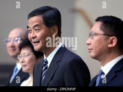 (150422) -- HONG KONG, 22. April 2015 -- Hong Kong Chief Executive Leung Chun-ying beantwortet Fragen während einer Pressekonferenz in Hong Kong, Südchina, 22. April 2015. Die Regierung Hongkongs hat am Mittwoch ein Reformpaket für die Verfassung veröffentlicht, das für die Wahl des nächsten führenden Führers der Sonderverwaltungsregion (SAR) im Jahr 2017 als allgemeines Wahlrecht konzipiert ist. Leung sagte am Mittwoch , dass der heutige Tag ein wichtiger Meilenstein für die demokratische Entwicklung Hongkongs sei . HE Jingjia)(mcg) CHINA-HONG KONG-UNIVERSAL WARNHEITSPAKET-CHIEF EXECUTIVE (CN) LixPeng PUBLICATIONxNOTxINxCHN Hongkong 22. April Stockfoto