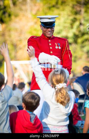 ARLINGTON Virginia // ARLINGTON VA, Vereinigte Staaten — Mitglieder des Trommelkorps des US Marine Corps Commandant treten für begeisterte Schüler an einer Grundschule in Arlington auf. Bekannt für ihre Präzision und musikalische Exzellenz, leitet The Commandant's Own oft die Community und führt junge Köpfe durch Musik in die Traditionen und Disziplin des Marine Corps ein. Stockfoto