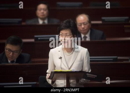 (150422) -- HONG KONG, 22. April 2015 -- Carrie Lam Cheng Yuet-ngor, Chief Secretary for Administration of Hong Kong Special Administrative Region (HKSAR), kündigt ein Verfassungsreformpaket auf dem Legislativrat in Hongkong, Südchina, am 22. April 2015 an. Die HKSAR-Regierung hat ein Verfassungsreformpaket für die Wahl des nächsten Vorstandsvorsitzenden durch einen Mann, eine Stimme, das allgemeine Wahlrecht 2017 am Mittwoch veröffentlicht. )(mcg) CHINA-HONG KONG-UNIVERSAL WARNSPAKET-CHIEF EXECUTIVE (CN) HexJingjia PUBLICATIONxNOTxINxCHN Hong KONG 22. April 2015 Carrie LAM Cheng Yuet Ngor Chief Stockfoto