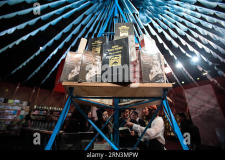 BOGOTA, 21. April 2015 -- Besucher sehen Bücher, die am ersten Tag der 28. Bogota International Book Fair in Bogota, Kolumbien, am 21. April 2015 im Macondo-Pavillon ausgestellt sind. Laut der lokalen Presse war auf der Messe ein spezieller Pavillon zu sehen, der Macondo gewidmet ist, der imaginären Stadt, die von dem kolumbianischen Schriftsteller Gabriel Garcia Marquez geschaffen wurde. Die Messe findet vom 21. April bis 4. Mai statt. Jhon Paz)(zhf) COLOMBIA-BOGOTA-CULTURE-BOOK FAIR e Jhonpaz PUBLICATIONxNOTxINxCHN Bogota 21. April 2015 Visitors View Books displayed in the Macondo Pavilion on the first Day of the 28th Bogota Internat Stockfoto