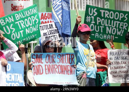 (150422) -- QUEZON CITY, 22. April 2015 -- Demonstranten halten Plakate während einer Kundgebung in Quezon City, Philippinen, am 22. April 2015. Die Aktivisten forderten das Ende der Balikatan-Militärübungen zwischen den USA und den Philippinen. )(zhf) DIE PHILIPPINEN-QUEZON-STADT-PROTEST RouellexUmali PUBLICATIONxNOTxINxCHN Quezon City 22. April 2015 Demonstranten Halten Plakate während einer Rallye in Quezon City die Philippinen AM 22. April 2015 die Aktivisten forderten das Ende der Balikatan-Militärübungen zwischen den Vereinigten Staaten und den Philippinen den Philippinen der Quezon City-Protest Stockfoto