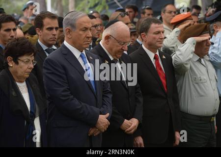 (150422) -- JERUSALEM, 22. April 2015 -- israelischer Ministerpräsident Benjamin Netanjahu (2. L), Präsident Reuven Rivlin (3. L), Vorsitzender der Knesset Yuli Edelstein (2. R-Front) und Stabschef der israelischen Verteidigungskräfte Gadi Eizenkot (1. R-Front) nehmen Sie am 22. April 2015 an einer Gedenkfeier auf dem Militärfriedhof Mount Herzl in Jerusalem Teil. Israel feierte am Mittwoch den Gedenktag, um seiner gefallenen Soldaten zu gedenken. GPO/) MIDEAST-JERUSALEM-ISRAEL-GEDENKTAG GEFALLENE SOLDATEN AmosxBenxGershom PUBLICATIONxNOTxINxCHN Jerusalem 22. April 2015 israelische Premierminister Benjamin N Stockfoto