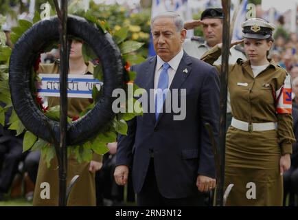 (150422) -- JERUSALEM, 22. April 2015 -- der israelische Premierminister Benjamin Netanjahu (C) steht während einer Gedenkfeier auf dem Militärfriedhof Mount Herzl in Jerusalem am 22. April 2015. Israel feierte am Mittwoch den Gedenktag, um seiner gefallenen Soldaten zu gedenken. POOL/) MIDEAST-JERUSALEM-ISRAEL-GEDENKTAG GEFALLENE SOLDATEN AmmarxAwad PUBLICATIONxNOTxINxCHN Jerusalem 22. April 2015 der israelische Premierminister Benjamin Netanyahu C steht während einer Gedenkfeier AUF DEM Militärfriedhof Mount Herzl in Jerusalem AM 22. April 2015 Israel AM Mittwoch markierte Gedenktag zum Gedenken Stockfoto