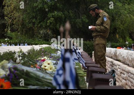 (150422) -- JERUSALEM, 22. April 2015 -- ein israelischer Soldat zollt seinem gefallenen Kameraden auf einem Friedhof während einer Gedenkfeier am 22. April 2015 in Tel Aviv, Israel, Tribut. Israel feiert am Mittwoch den Gedenktag der gefallenen Soldaten. ISRAEL-TEL AVIV-GEDENKTAG GEFALLENE SOLDATEN GilxCohenxMagen PUBLICATIONxNOTxINxCHN Jerusalem 22. April 2015 an israelischer Soldat würdigt seinen Herbstgenossen AUF einem Friedhof während eines Gedenktages in Tel Aviv Israel AM 22. April 2015 Israel AM Mittwoch Marks Gedenktag zum Gedenken an seine Herbstsoldaten ISR Stockfoto