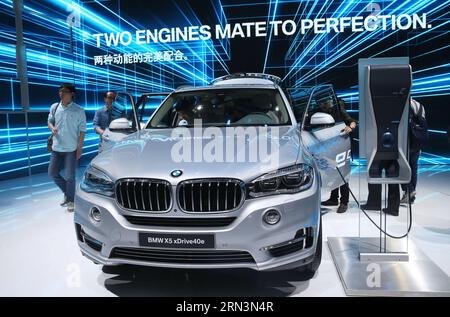 (150422) -- SHANGHAI, 22. April 2015 -- Ein BMW X5 xDrive40e Hybrid-Auto wird auf der Shanghai International Automobile Industry Exhibition 2015 in Shanghai, China, am 22. April 2015 ausgestellt. Insgesamt wurden 1.343 komplette Fahrzeuge ausgestellt, darunter 103 inländische und internationale Fahrzeuge mit neuer Energie sowie 47 Konzeptfahrzeuge. ) (zhs) CHINA-SHANGHAI-AUTO SHOW (CN) PeixXin PUBLICATIONxNOTxINxCHN Shanghai 22. April 2015 AUF DER Shanghai International Automobiles Industry Exhibition 2015 in Shanghai China 22. April 2015 wurde ein BMW X5 Hybrid Car ausgestellt insgesamt 1 343 komplette FAHRZEUGE, davon 103 Stockfoto