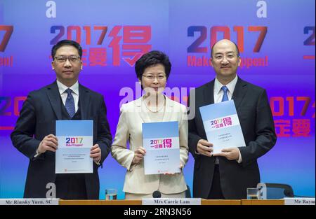 (150422) -- HONGKONG, 22. April 2015 -- Carrie Lam Cheng Yuet-ngor (C), Chefsekretärin für die Verwaltung der Sonderverwaltungsregion Hongkong (HKSAR), Justizsekretärin Rimsky Yuen (L), Staatssekretärin für konstitutionelle und Festlandangelegenheiten Raymond Tam, zeigt den Konsultationsbericht und Vorschläge zur Methode zur Auswahl des Chief Executive von Universal Suffrage in Hongkong, Südchina, 22. April 2015. Die HKSAR-Regierung hat ein Verfassungsreformpaket für die Wahl des nächsten Vorstandsvorsitzenden durch einen Mann, eine Stimme, das allgemeine Wahlrecht 2017 am Mittwoch veröffentlicht. ) (zhs) CHINA-HO Stockfoto