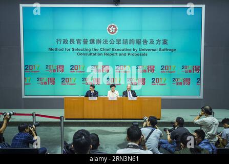 (150422) -- HONGKONG, 22. April 2015 -- Carrie Lam Cheng Yuet-ngor (C), Chefsekretärin für die Verwaltung der Sonderverwaltungsregion Hongkong (HKSAR), Justizsekretärin Rimsky Yuen (L), Staatssekretärin für konstitutionelle und Festlandangelegenheiten Raymond Tam, nehmen Sie an einer Pressekonferenz Teil, um die Methode zur Auswahl des Chief Executive von Universal Suffrage in Hongkong, Südchina, am 22. April 2015 zu erläutern. Die HKSAR-Regierung hat ein Verfassungsreformpaket für die Wahl des nächsten Vorstandsvorsitzenden durch einen Mann, eine Stimme, das allgemeine Wahlrecht 2017 am Mittwoch veröffentlicht. ) (ZHS) CHINA-HONG KON Stockfoto