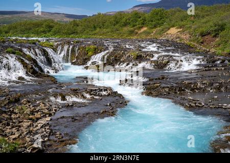 Bruarfoss Wasserfall an einem sonnigen Tag im Sommer. Das wunderschöne türkisfarbene Wasser in Island entlang des Golden Circle Stockfoto