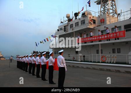 (150423) -- SANSHA, 23. April 2015 -- das Patrouillenschiff Haixun-21 bereitet sich darauf vor, einen Hafen für eine dreitägige Mission in Sanya, Südchinas Provinz Hainan, am 21. April 2015 zu verlassen. Das 93 Meter lange Haixun-21 ist Chinas erstes Patrouillenschiff mit einer Verdrängung von mehr als 1.000 Tonnen, das Hubschrauber transportieren kann. Das 1.500-Tonnen-Verdrängungsschiff, das 2001 gebaut wurde und dann im Ostchinesischen Meer diente, nahm an mehr als 100 Missionen Teil, seit es 2012 in das Südchinesische Meer transferiert wurde. Haixun-21 und Haixun-1103 begeben sich zu einer dreitägigen Patrouillenmission auf den Gewässern der Xisha-Inseln im Südchinesischen Meer Stockfoto