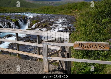 Bruarfoss Wasserfall an einem sonnigen Tag im Sommer. Das wunderschöne türkisfarbene Wasser in Island entlang des Golden Circle Stockfoto