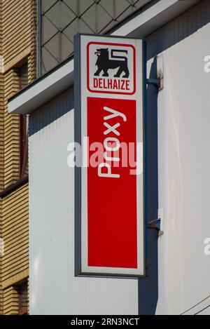 Das Lichtzeichen an der Fassade des belgischen Gemischtwarengeschäfts Proxy Delhaize in Brüssel, Belgien Stockfoto