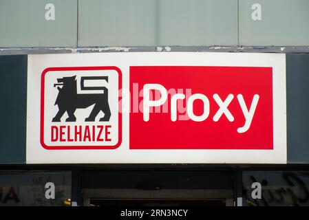 Das Lichtzeichen an der Fassade des belgischen Gemischtwarengeschäfts Proxy Delhaize in Brüssel, Belgien Stockfoto