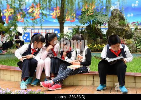 (150423) -- NANNING, 23. April 2015 -- Schüler lesen Bücher an der Binhulu Elementary School in Nanning, der Hauptstadt der südwestchinesischen autonomen Region Guangxi Zhuang, 23. April 2015, dem Weltbuch- und Urheberrechtstag. ) (lfj) CHINA-BOOK DAY (CN) ZhouxHua PUBLICATIONxNOTxINxCHN Nanning 23. April 2015 Schüler lesen Bücher AN DER Binhulu Elementary School in Nanning Hauptstadt Südwestchinas S Guangxi Zhuang Autonomous Region 23. April 2015 der Welt Buch und Copyright Day China Book Day CN PUBLICATIONxNOTxINxCHN Stockfoto