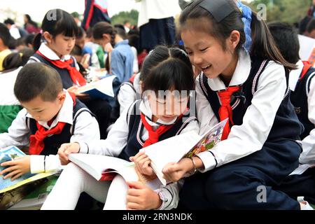 (150423) -- NANNING, 23. April 2015 -- Schüler lesen Bücher an der Binhulu Elementary School in Nanning, der Hauptstadt der südwestchinesischen autonomen Region Guangxi Zhuang, 23. April 2015, dem Weltbuch- und Urheberrechtstag. ) (lfj) CHINA-BOOK DAY (CN) ZhouxHua PUBLICATIONxNOTxINxCHN Nanning 23. April 2015 Schüler lesen Bücher AN DER Binhulu Elementary School in Nanning Hauptstadt Südwestchinas S Guangxi Zhuang Autonomous Region 23. April 2015 der Welt Buch und Copyright Day China Book Day CN PUBLICATIONxNOTxINxCHN Stockfoto