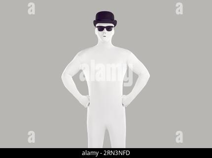 Porträt einer gesichtslosen, nicht erkennbaren Person mit schwarzem Hut und Brille in weißem Spandex-Kostüm Stockfoto