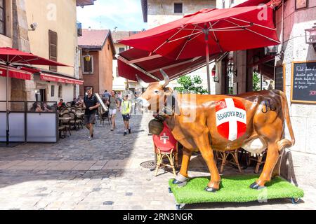 Schweizer Kuhmodell und Rive Gauche Restaurant, Passage de l'Isle, Vieille Ville, Annecy, Haute-Savoie, Auvergne-Rhône-Alpes, Frankreich Stockfoto