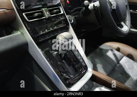 Moderner Schalthebel mit intuitiven Bedientasten. Müheloses Schalten, eine Symphonie ergonomischen Designs. Stockfoto