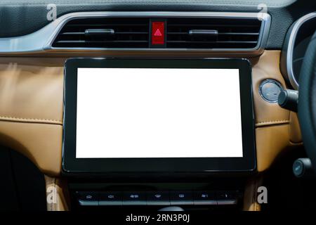 Futuristisches Fahren entfaltet sich auf der unberührten Leinwand eines digitalen Dashboards. Der weiße Mockup-Bildschirm gibt einen Eindruck von einer Fülle von anpassbaren Möglichkeiten. Stockfoto