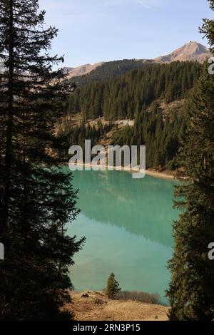 Wunderschöner blauer See in Arosa, Schweiz Stockfoto