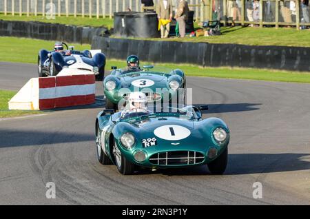 Aston Martin DBR1/1 klassischer Sportwagen, Oldtimer-Rennwagen, der bei der Sussex Trophy beim historischen Goodwood Revival Event in Großbritannien teilnimmt. Autos jagen Stockfoto