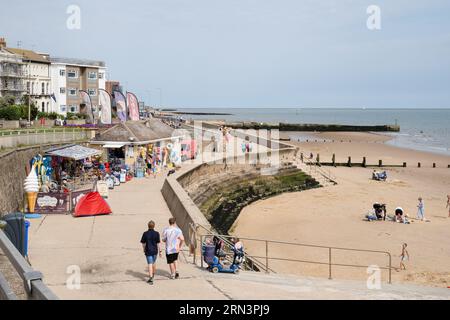 Snacks und Spielzeug am Meer stehen am Meer, Walton-on-the-Naze, Essex Stockfoto